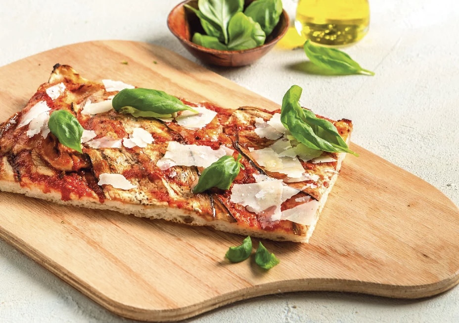 Part de pizza romaine à la tomate, au basilic et aux copeaux de fromage