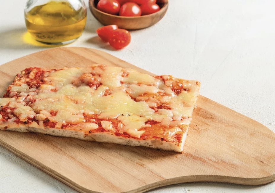 Part de pizza romaine garnie de fromage fondant