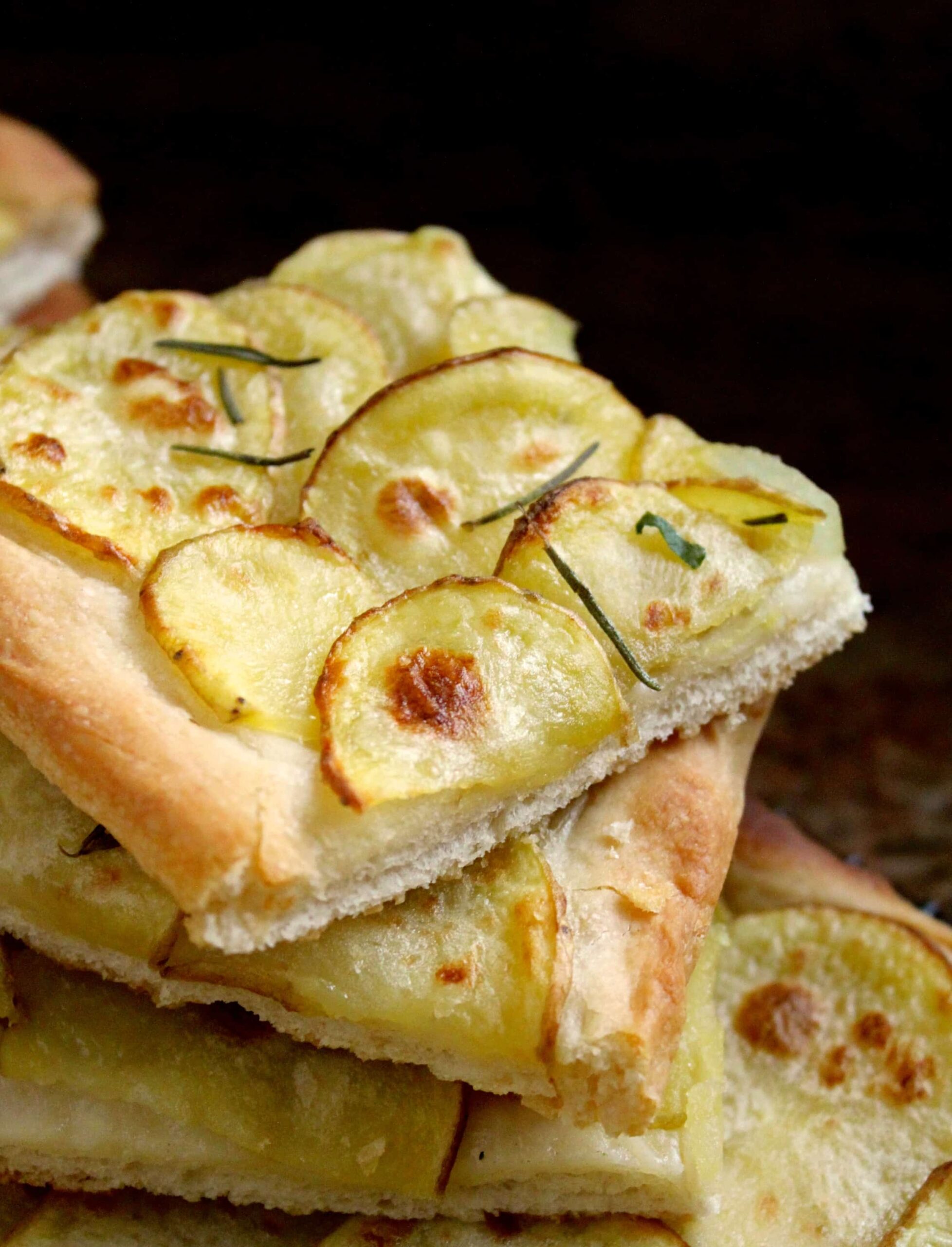 Part de pizza romaine garnie de pommes de terre et de romarin